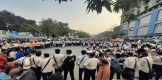 সহপাঠী নিহতের ঘটনার বিচার দাবিতে রাজধানীর গুলিস্তানে নটর ডেমের শিক্ষার্থীদের অবস্থান।